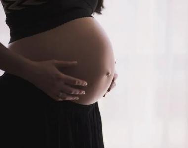На ранних сроках беременности тянет низ живота: почему это происходит и что делать?